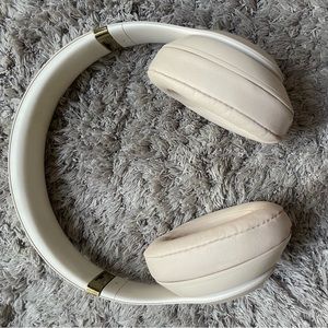 Beats studio 3 headphones over-ear muffs. Work perfectly.